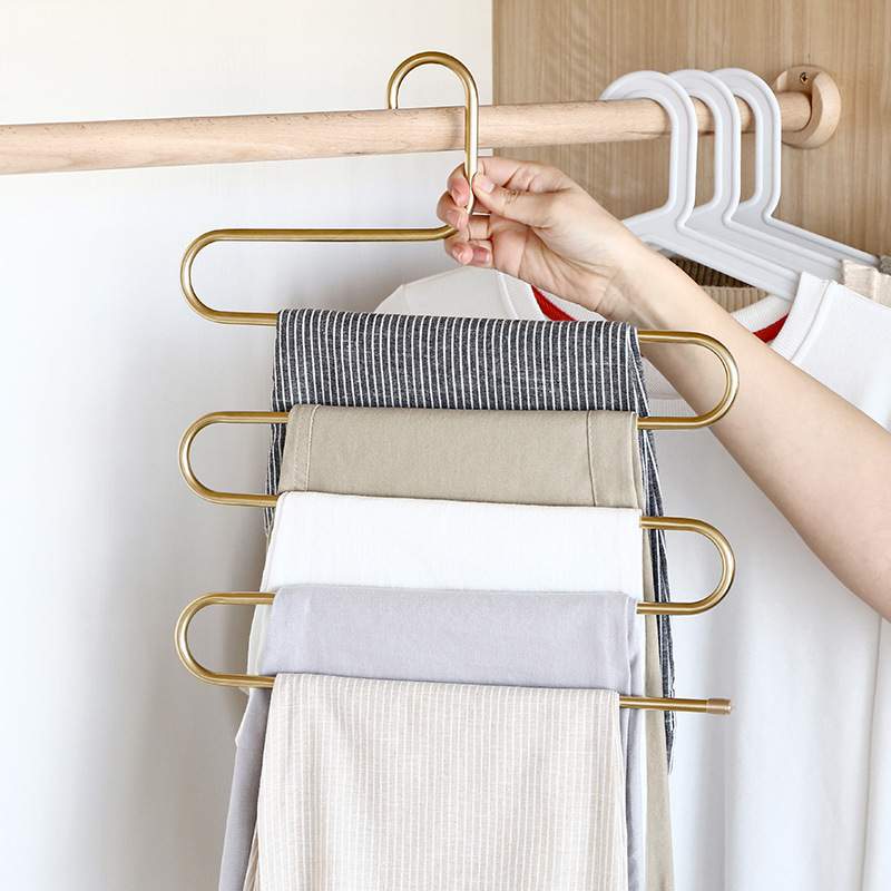 Một cái áo treo cổ đa mục đích được thay thế bằng một cái móc áo trong một tủ quần không có phép màu.