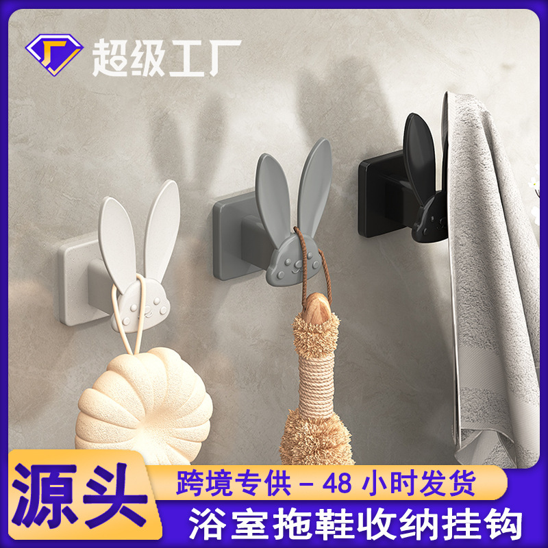 Cái giá đựng giày phòng tắm không có lỗ trên nắp bồn cầu.