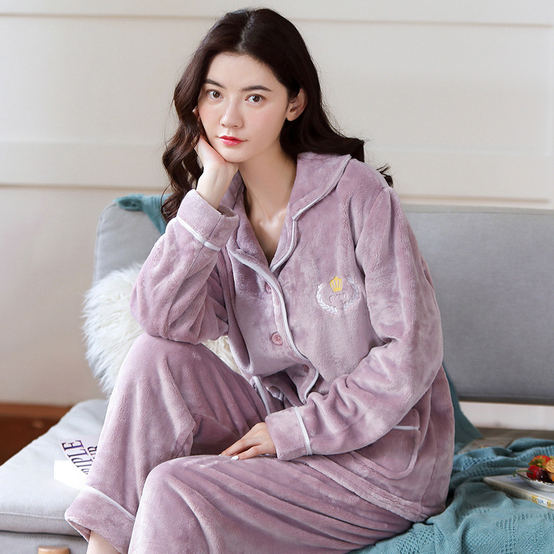 Nhà máy sản xuất san hô và đồ ngủ mùa đông mới được trang trí với một cô gái ấm áp có thể mặc một bộ đồ ấm áp.