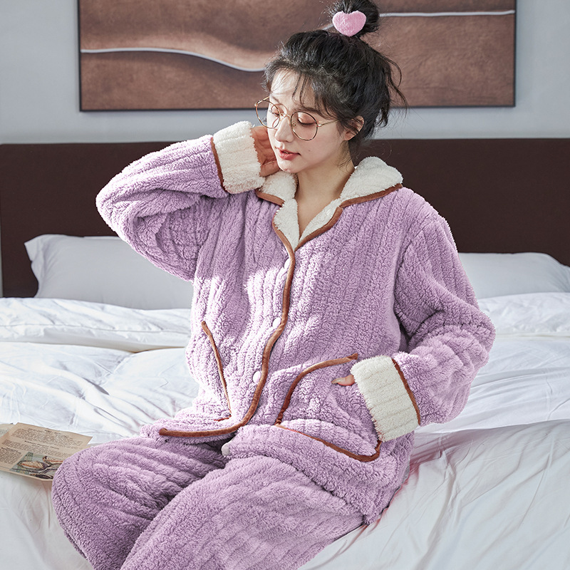 Phụ nữ đỏ và mới mặc đồ ngủ.