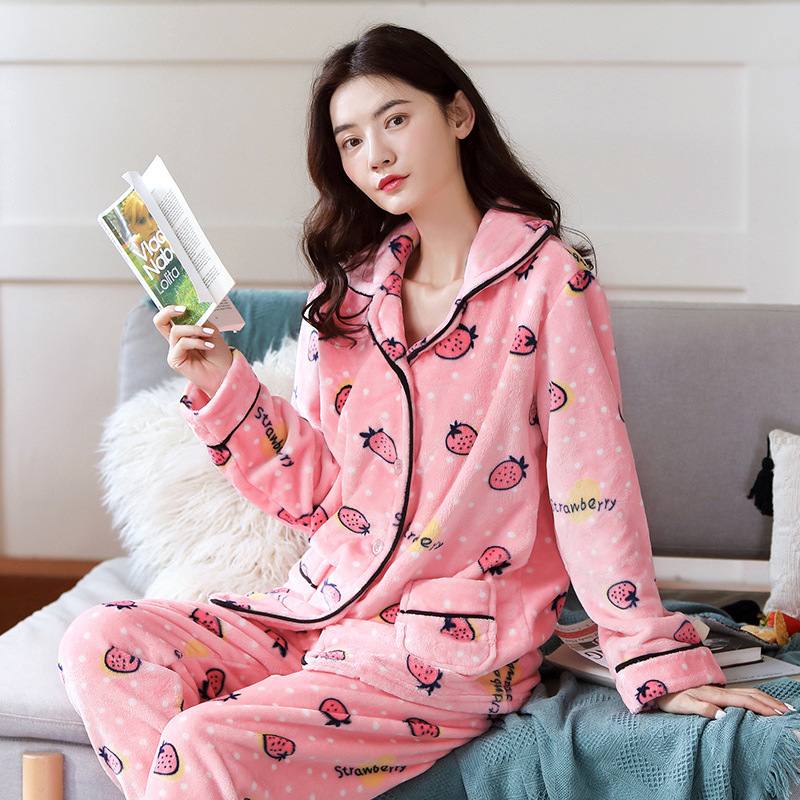 Nhà máy sản xuất san hô và đồ ngủ mùa đông mới được trang trí với một cô gái ấm áp có thể mặc một bộ đồ ấm áp.