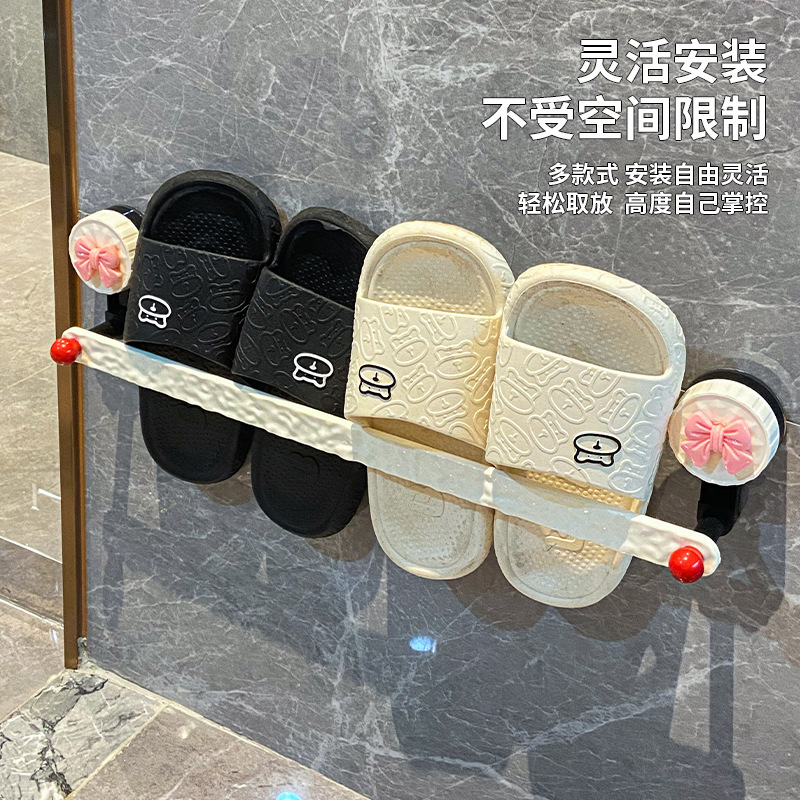 Phòng tắm được kéo lên giá giày trong nhà vệ sinh với một bức tường không gian không gian phẳng đứng với mặt đường cao