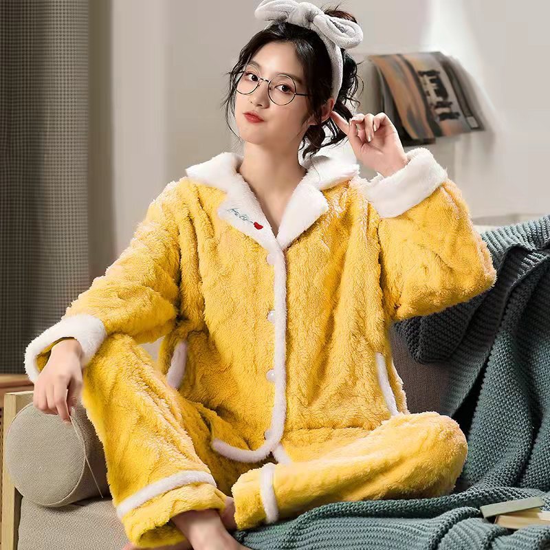 Cô gái mới mặc áo ngủ, nhung Pháp với một chiếc nhung dày, dài.
