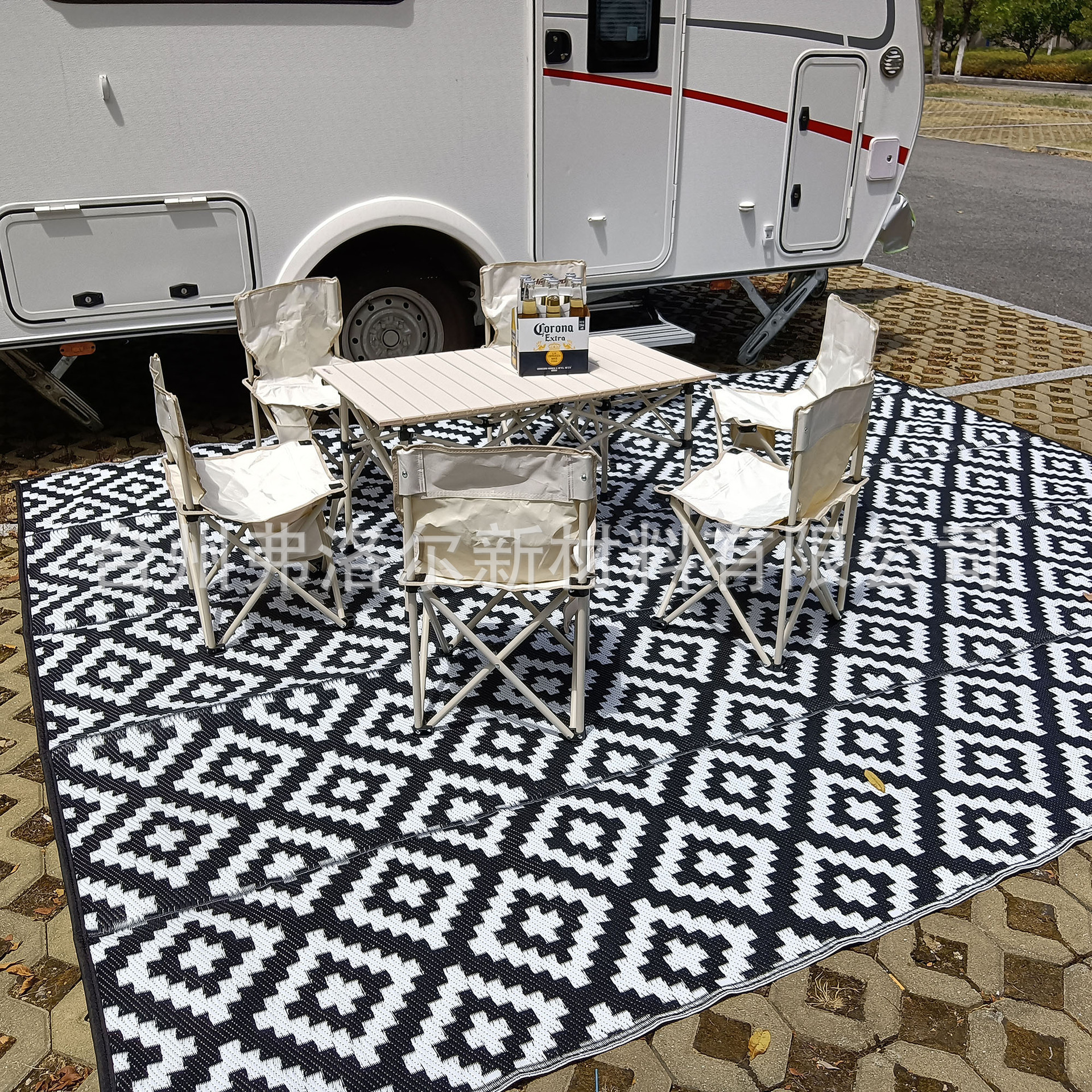 272x366cm đen và White Crosser P.P. Cuộn những tấm đệm cắm trại để giữ thủy triều tránh xa cánh đồng.