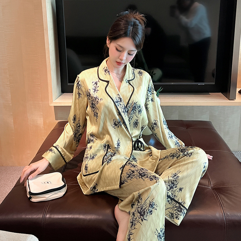 Đồ ngủ phụ nữ cấp cao, mùa xuân và mùa thu mới bằng lụa, bộ đồ gia đình da trắng.