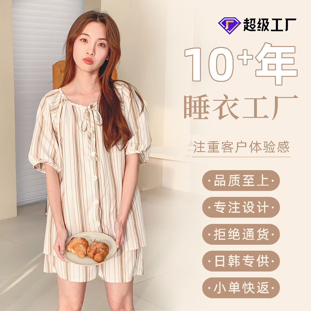 Cô Pyjama có thể mặc hai đôi quần short có sọc vào mùa hè.