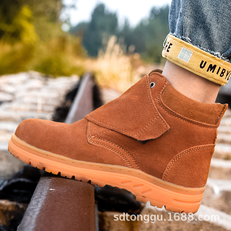 Welder's shoes are protected against piercing.