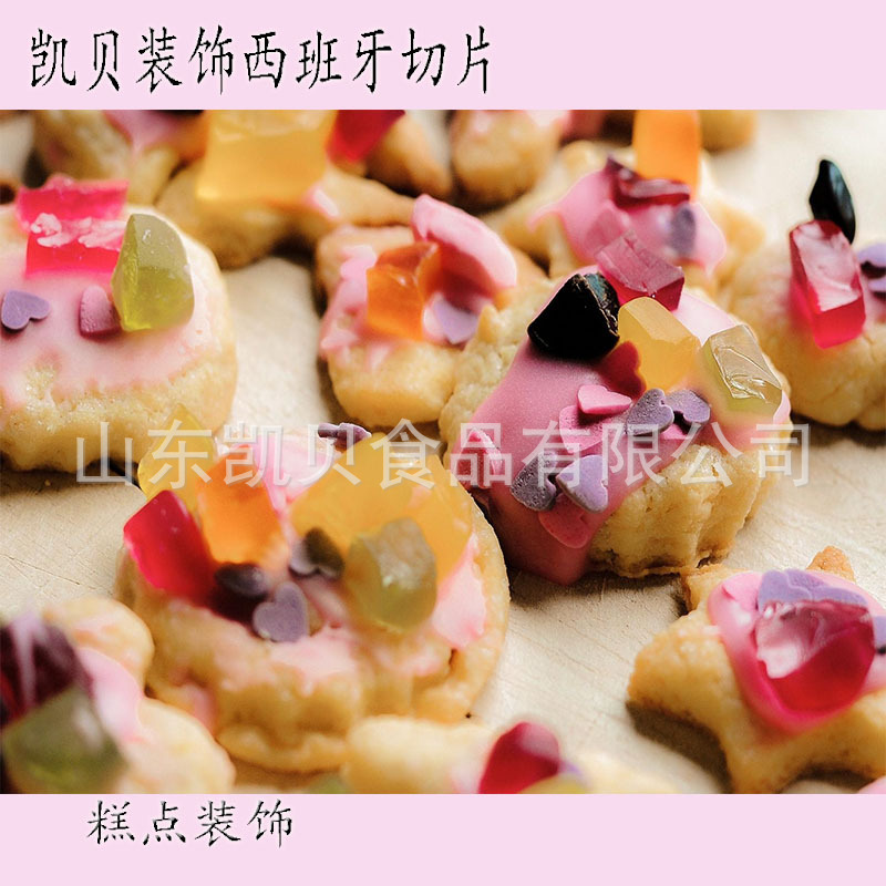 Toàn bộ bánh nướng được trang trí với một bông hoa có đường Tây Ban Nha với một trái tim của năm sừng đường.