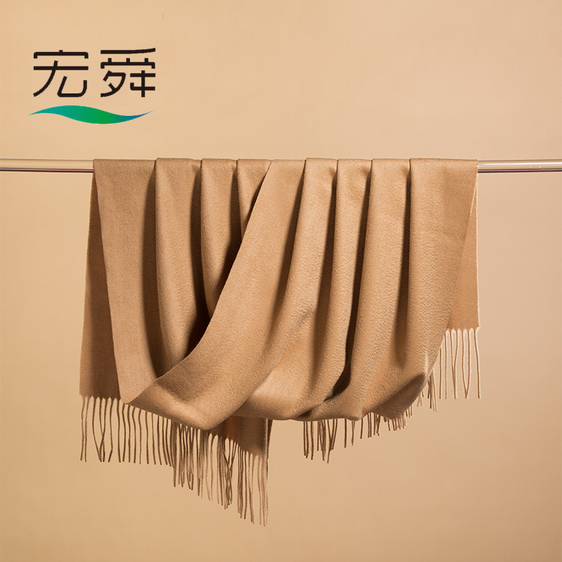 Cửa hàng khăn choàng nhung của người phụ nữ trong thành phố.