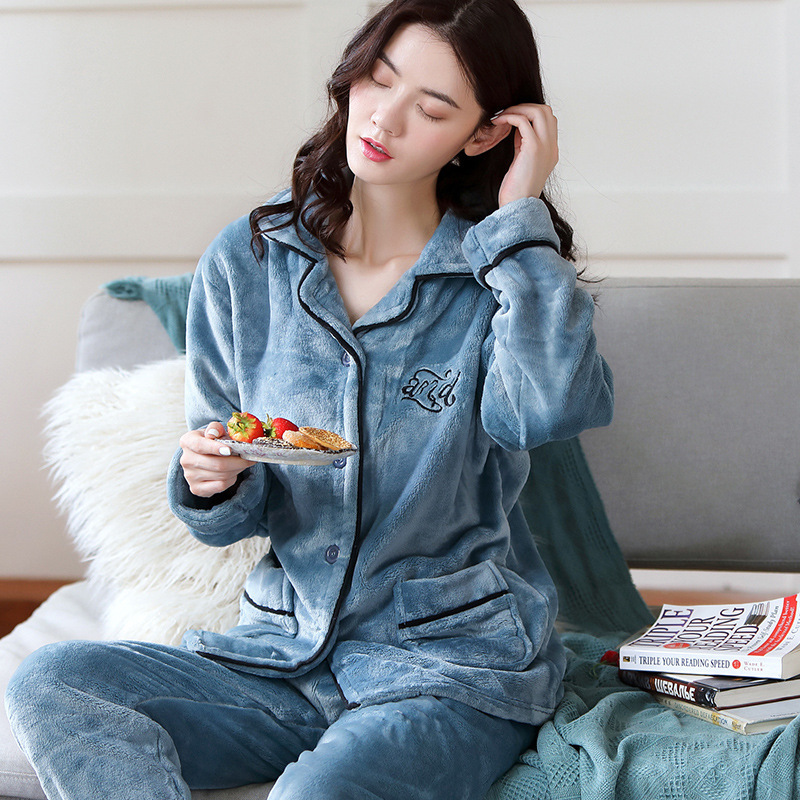 Nhà máy sản xuất san hô và đồ ngủ mùa đông mới được trang trí với một cô gái ấm áp có thể mặc một bộ đồ ấm áp.