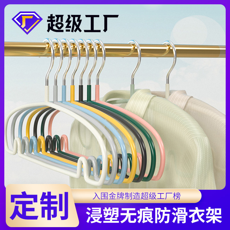 Một cái móc áo không có dấu vết, một cái trượt băng nhà và một cái cáng dài có vai rộng trên một túi quần áo.