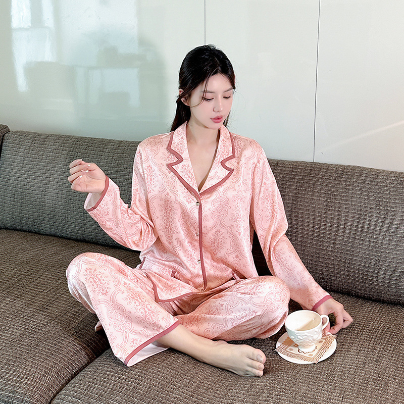 Một cô gái mặc áo ngủ lụa với bộ đồ thể thao màu hồng mới được in màu hồng, ngọt ngào, dễ thương, duyên dáng.