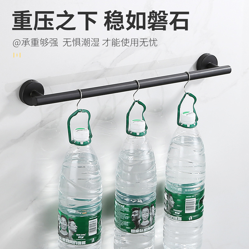 Các nắp phòng tắm thương mại bên ngoài có gắn khăn màu đen gắn liền với áo tắm