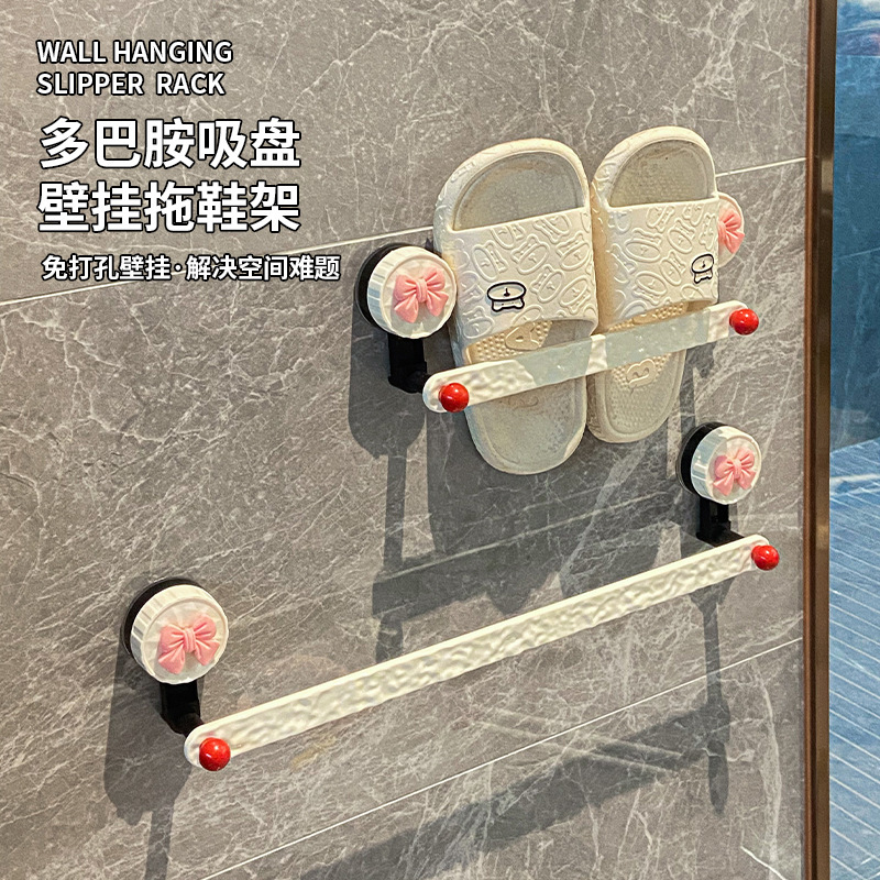 Phòng tắm được kéo lên giá giày trong nhà vệ sinh với một bức tường không gian không gian phẳng đứng với mặt đường cao