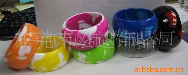 Cung cấp nhiều vòng tay và vòng tay nhựa.