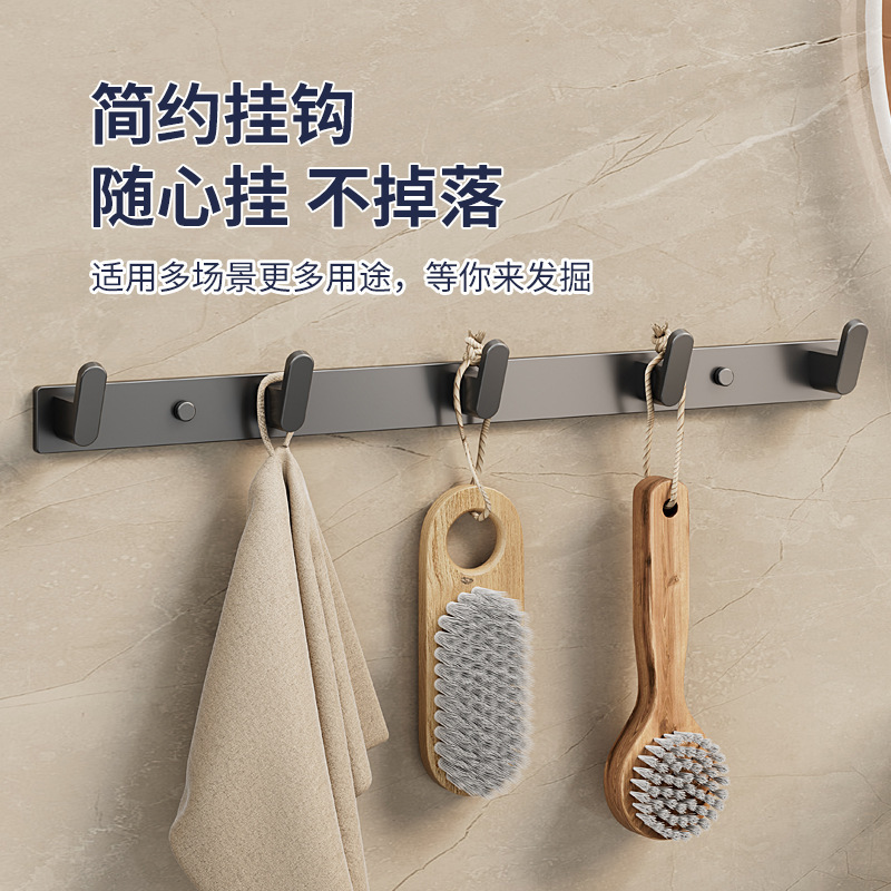 Cửa sau treo không có lỗ thủng trong cửa phòng ngủ.