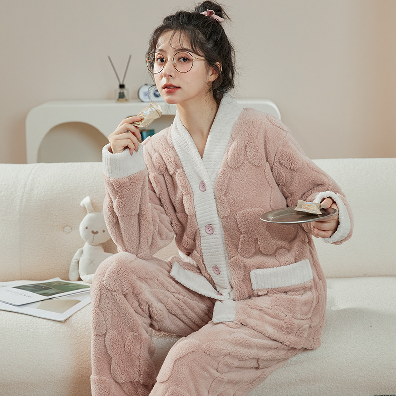 Cô ấy đang mặc đồ ngủ trên tóc.