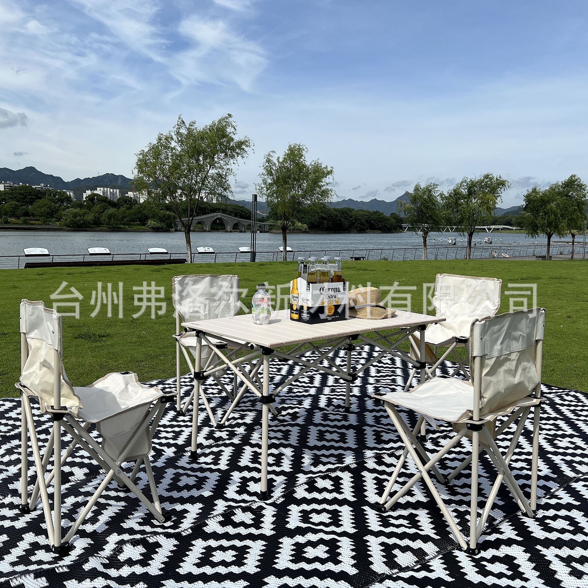 272x366cm đen và White Crosser P.P. Cuộn những tấm đệm cắm trại để giữ thủy triều tránh xa cánh đồng.