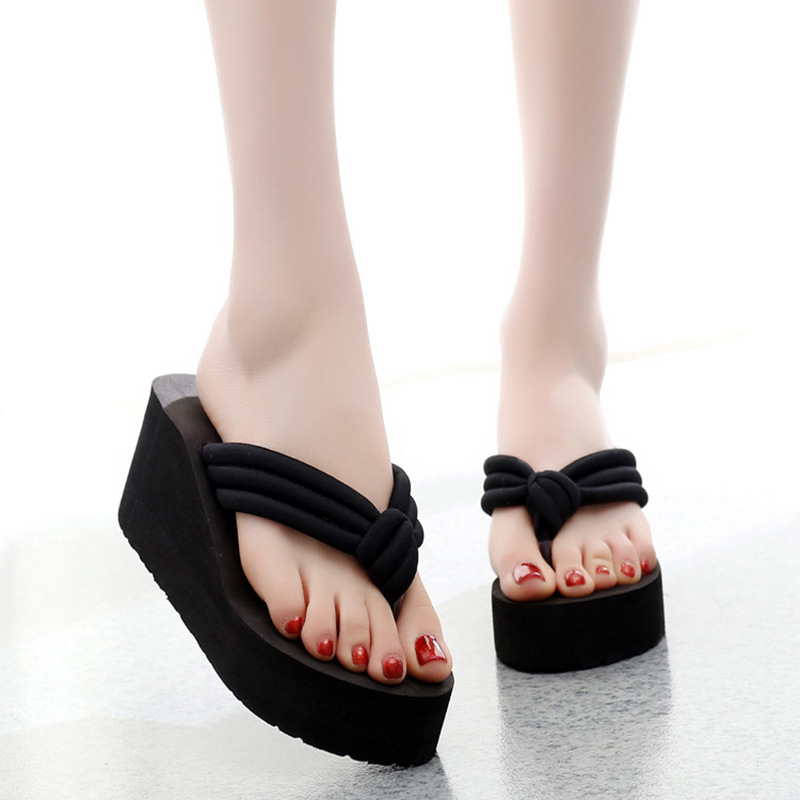 Một cô gái mang một đôi giày, một cô gái với một con dốc và một cái bánh xốp, và một cô gái mang giày dép.
