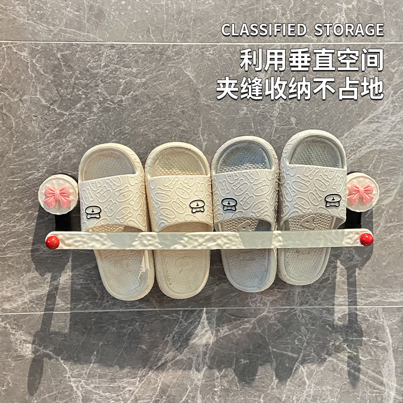 Phòng tắm được kéo lên giá giày trong nhà vệ sinh với một bức tường không gian không gian phẳng đứng với mặt đường cao