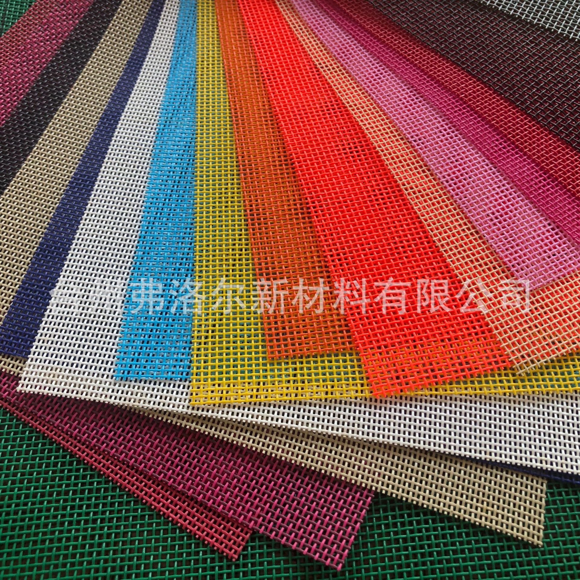 Giường trẻ em được gấp vào giữa trưa để sản xuất vải Teslin.