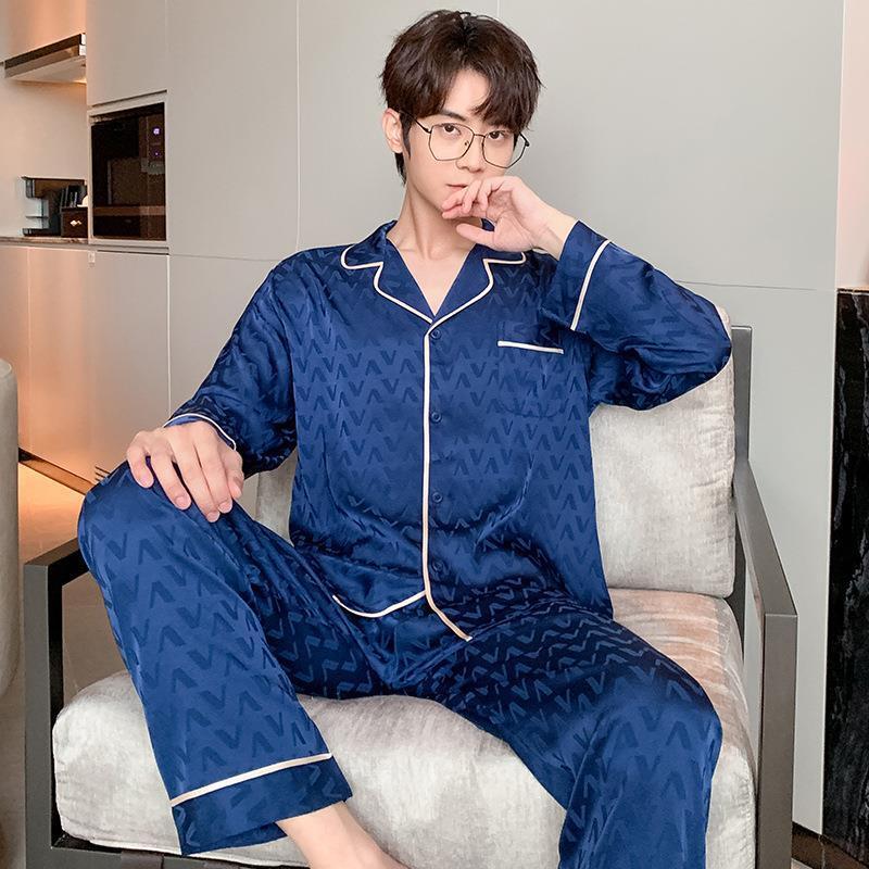 Các pyjamas lụa, người đàn ông mặc áo sơ mi dài, vui vẻ với áo sơ mi, và người đàn ông cao đẹp trông có vẻ đẹp trong một trang phục gia đình.