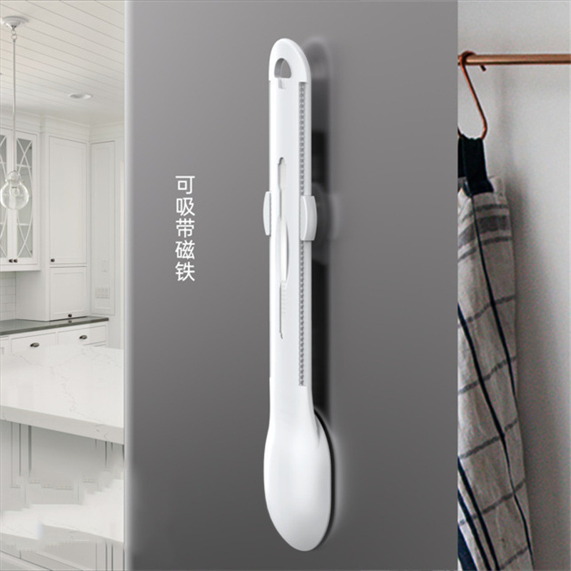Một cái thìa mèo mới cho một cái thìa và một con mèo đang siết.