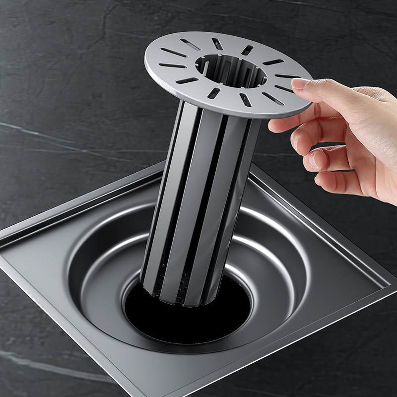 Quanh đây nhựa rò rỉ một cách vệ sinh và bốc mùi nắp cống rãnh cũ.