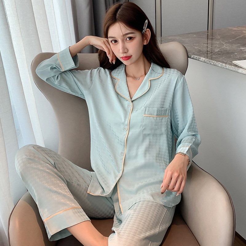 Cô gái đã kết hôn trong bộ váy của mình bật lên chiếc áo dài duyên dáng và quần dài, và gia đình nhà Hán chỉ cần chút thời gian để thoát khỏi tóc.