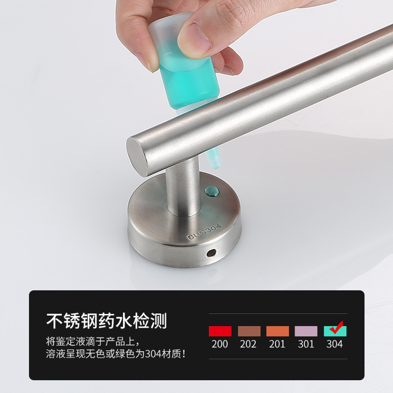 Các nắp phòng tắm thương mại bên ngoài có gắn khăn màu đen gắn liền với áo tắm
