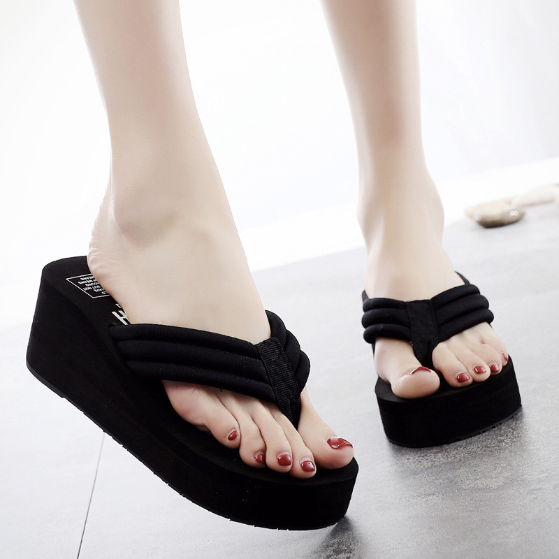 Cô gái mới mang đôi giày đời 20 mới để điều khiển trượt tuyết và cô gái sở hữu đôi dép.