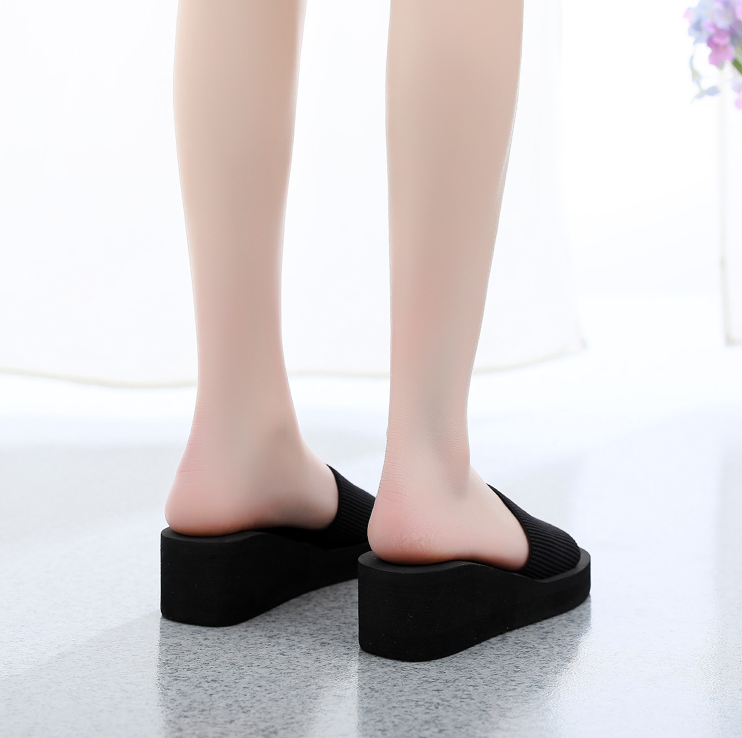 Một cô gái giày dép mang dép đỏ của sinh viên trên bãi biển Đỏ và một lời nói của cô gái buôn lậu.