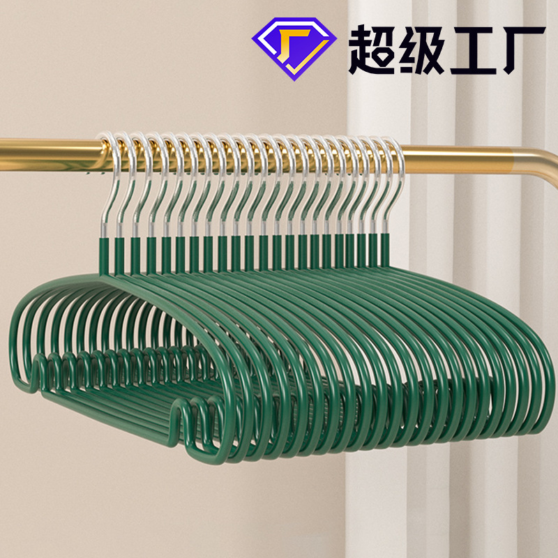 Một cái móc áo không có dấu vết, một cái trượt băng nhà và một cái cáng dài có vai rộng trên một túi quần áo.