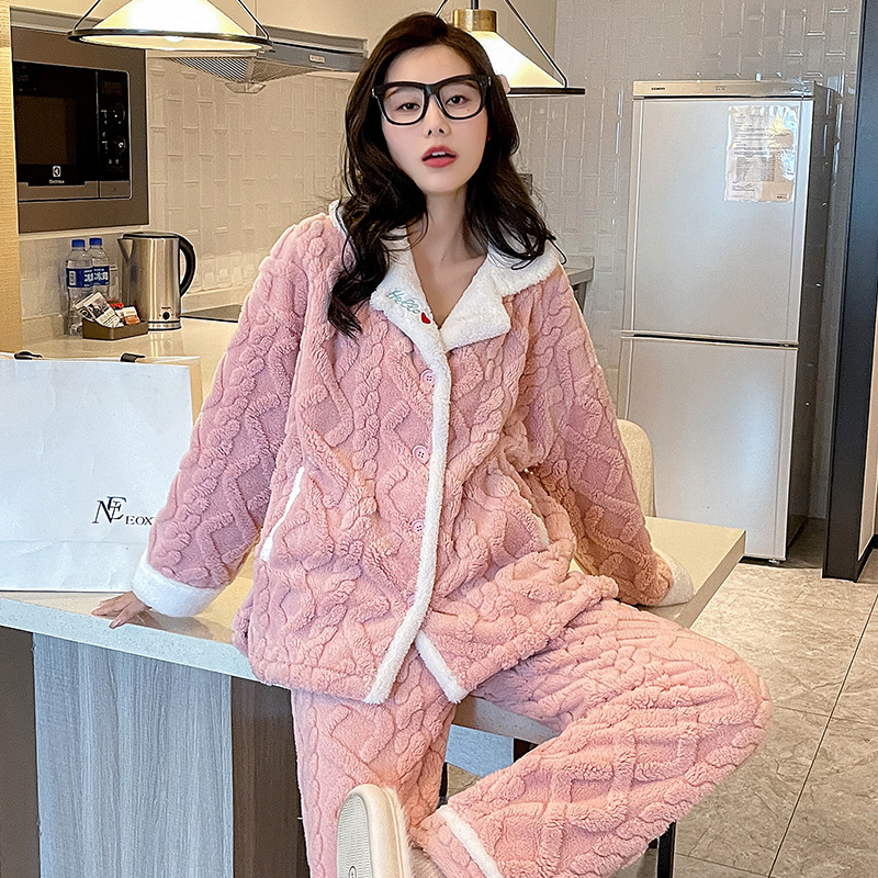 Một cái khăn trải giường mới cho cô gái mặc pyjama, với rất nhiều tiền để trả cho một người mặc đồ gia đình lớn.