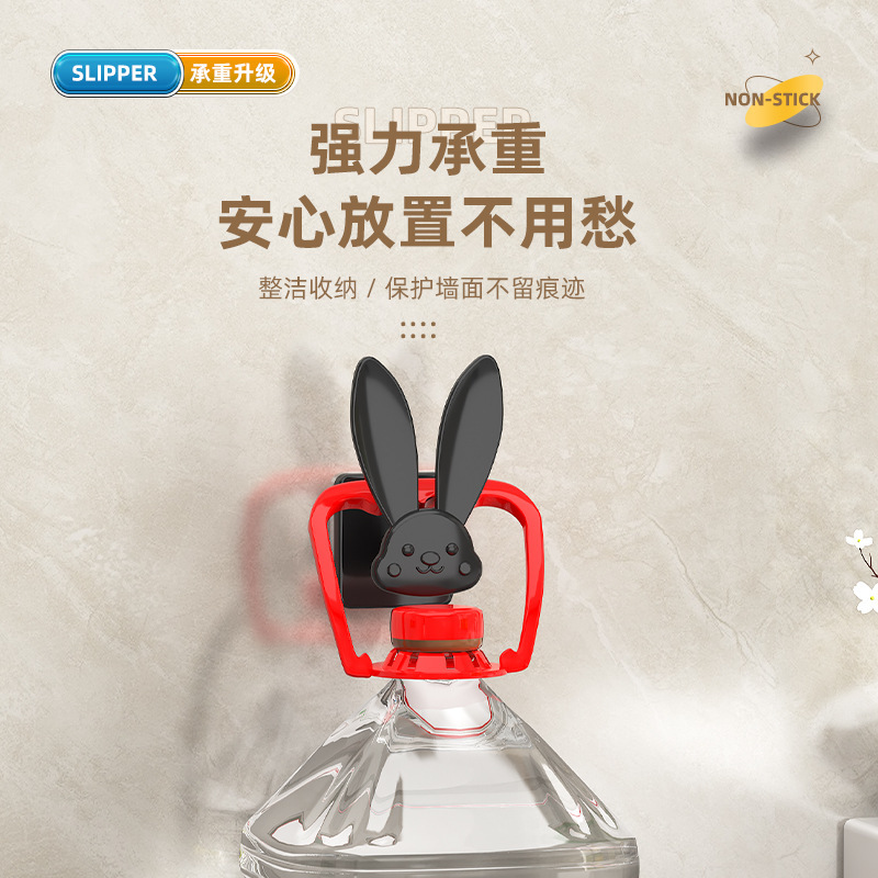 Cái giá đựng giày phòng tắm không có lỗ trên nắp bồn cầu.