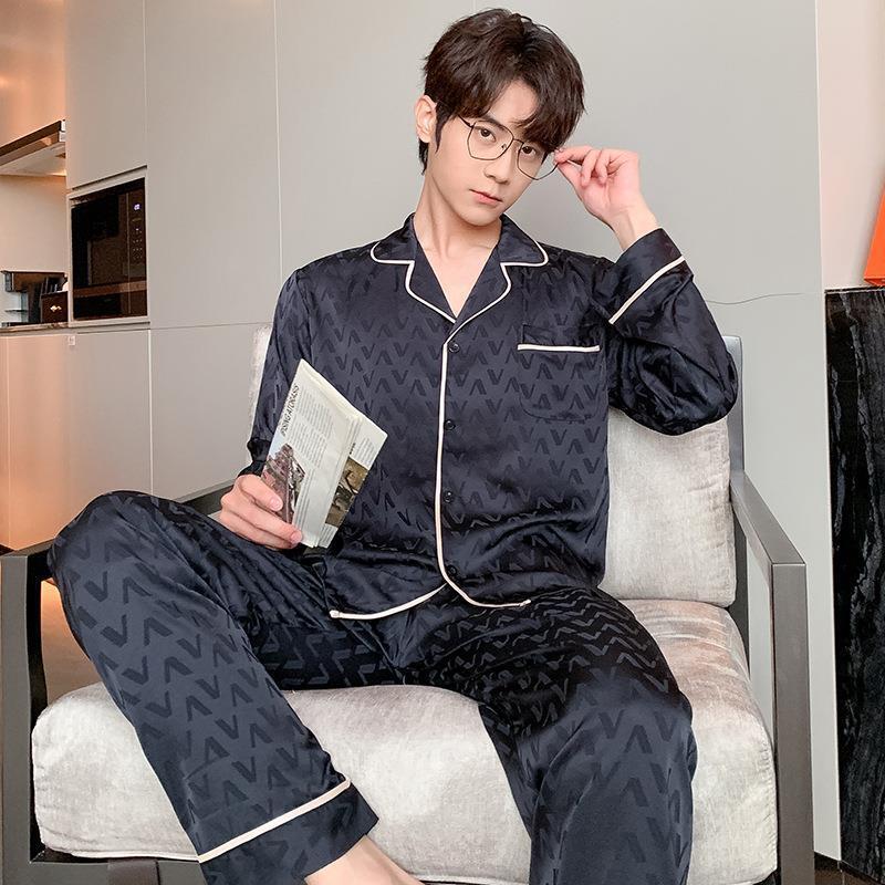 Các pyjamas lụa, người đàn ông mặc áo sơ mi dài, vui vẻ với áo sơ mi, và người đàn ông cao đẹp trông có vẻ đẹp trong một trang phục gia đình.