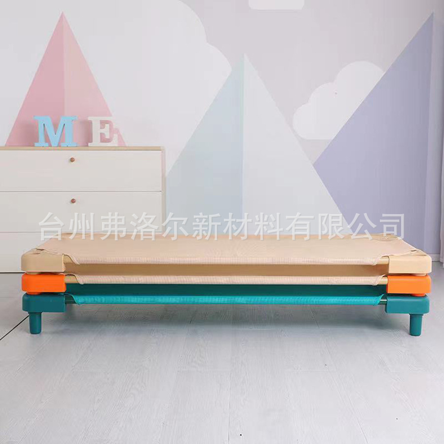 Giường trẻ em được gấp vào giữa trưa để sản xuất vải Teslin.