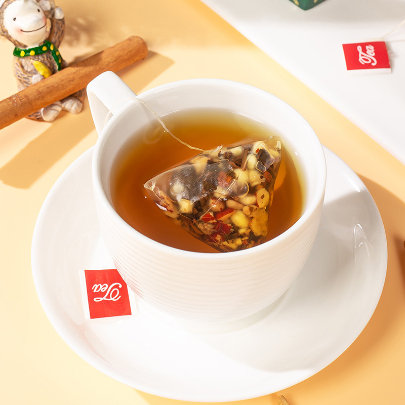 Đất nước trà trái cây, cái hộp tam giác hình tam giác hình táo với một túi đầy trà, táo quế và quế.