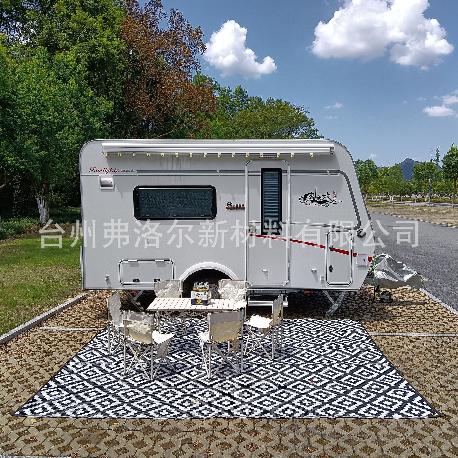 272x366cm đen và White Crosser P.P. Cuộn những tấm đệm cắm trại để giữ thủy triều tránh xa cánh đồng.