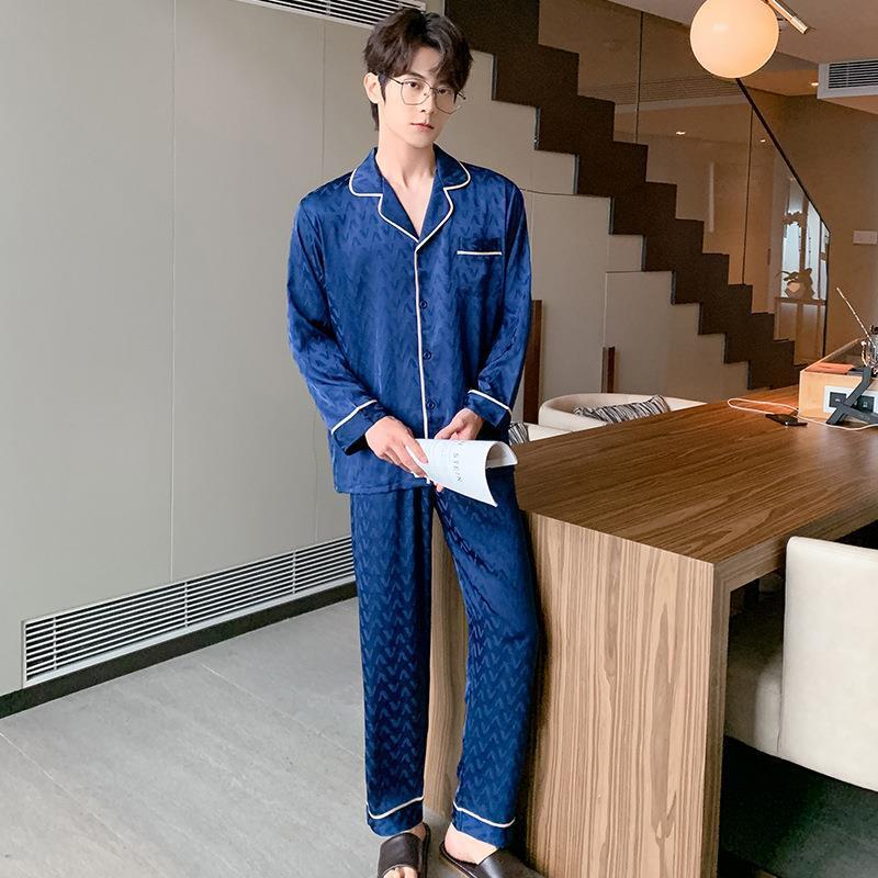 Các pyjamas lụa, người đàn ông mặc áo sơ mi dài, vui vẻ với áo sơ mi, và người đàn ông cao đẹp trông có vẻ đẹp trong một trang phục gia đình.