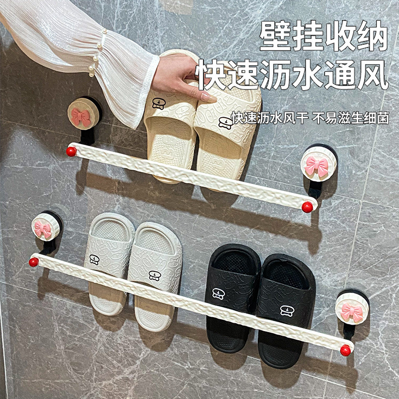 Phòng tắm được kéo lên giá giày trong nhà vệ sinh với một bức tường không gian không gian phẳng đứng với mặt đường cao