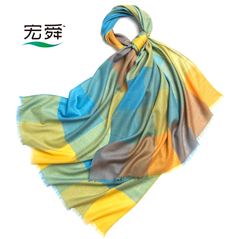 Nhà máy khăn choàng nhung của thành phố Inner có 100 khăn len màu sắc vào mùa thu và mùa đông.