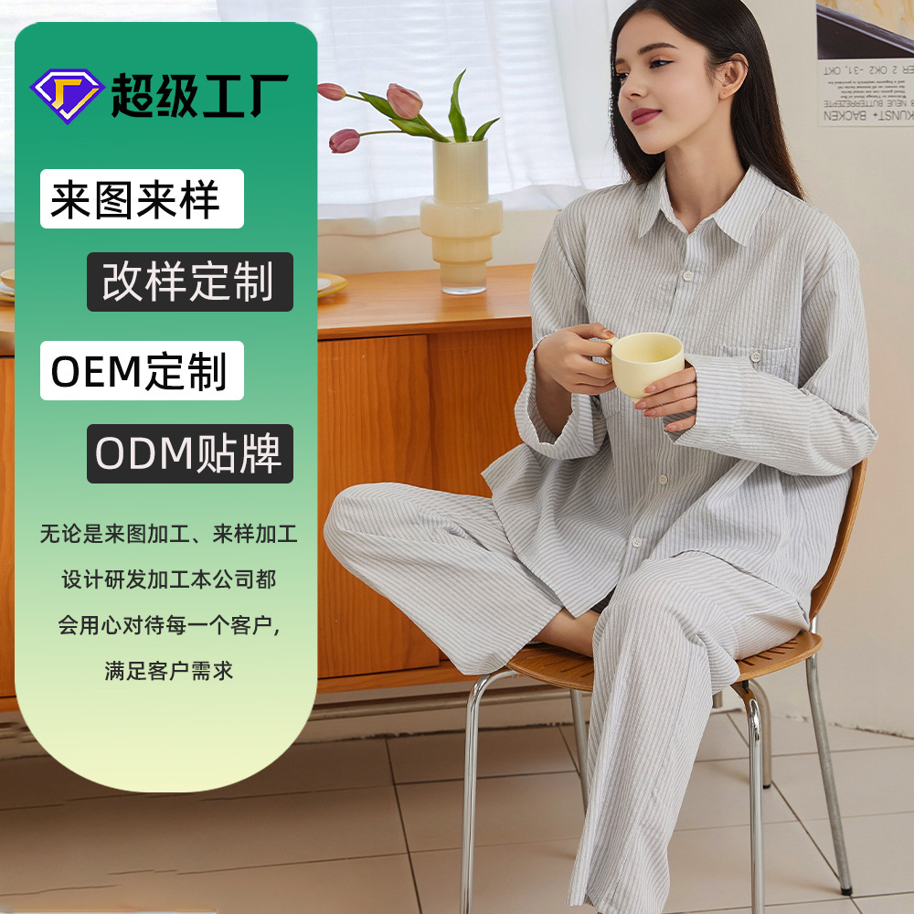 Cô Pyjamas với một sọc băng vệ sinh trên bộ đồ mùa xuân dài duyên dáng với bộ quần áo nhà đất bằng vải bông.