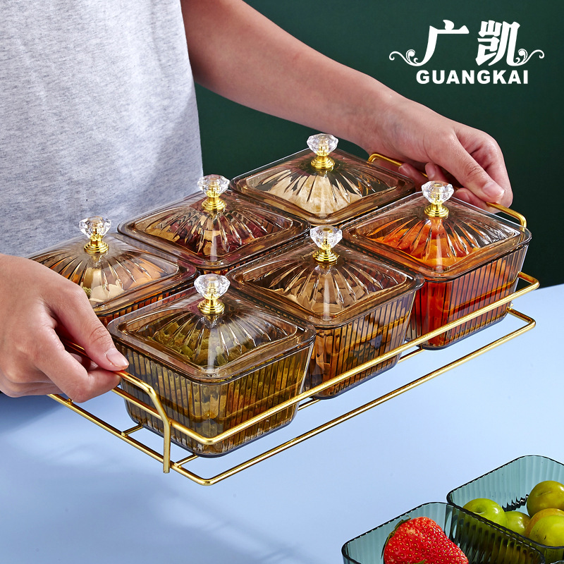 Một người tạo ra đĩa kẹo và trái cây tùy chỉnh một hộp hạt đậu ở KTV.