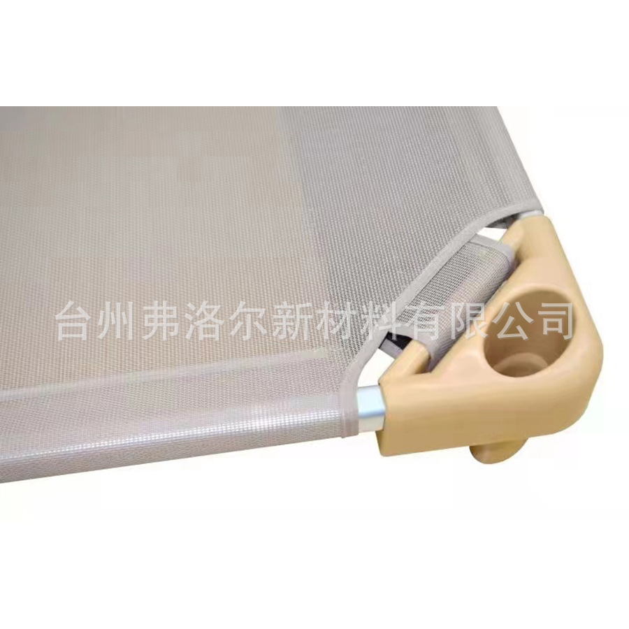 Giường trẻ em được gấp vào giữa trưa để sản xuất vải Teslin.
