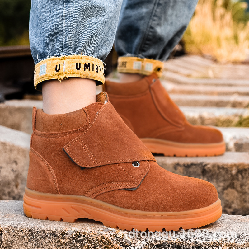 Welder's shoes are protected against piercing.