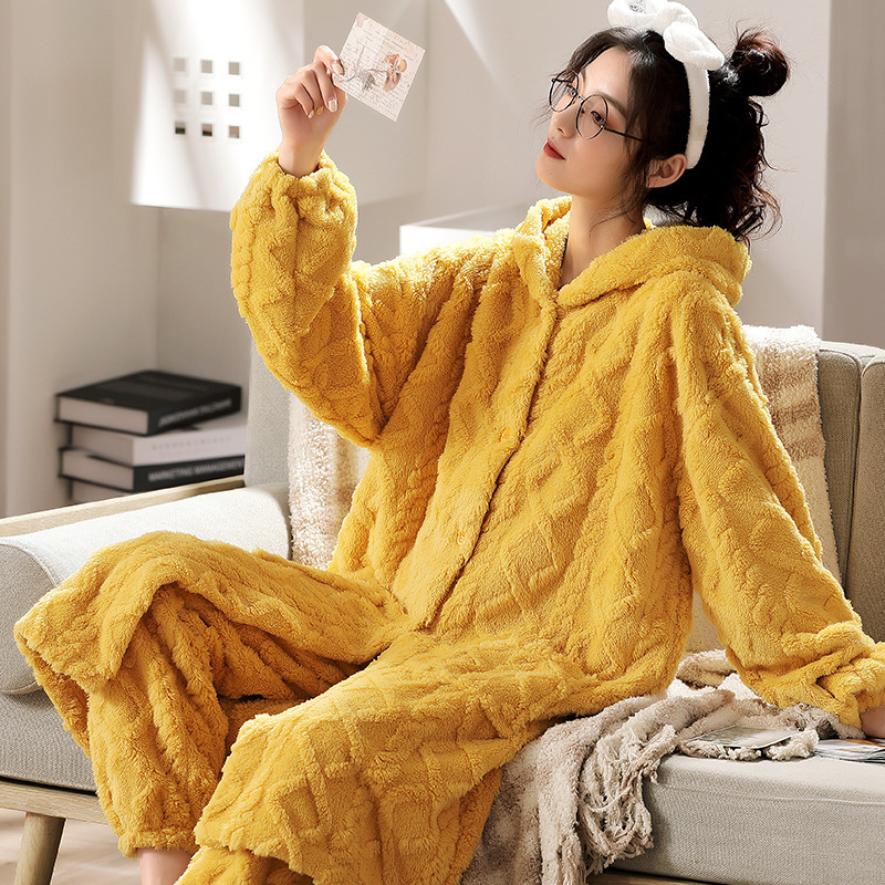 Cô gái mới mặc áo ngủ, nhung Pháp với một chiếc nhung dày, dài.
