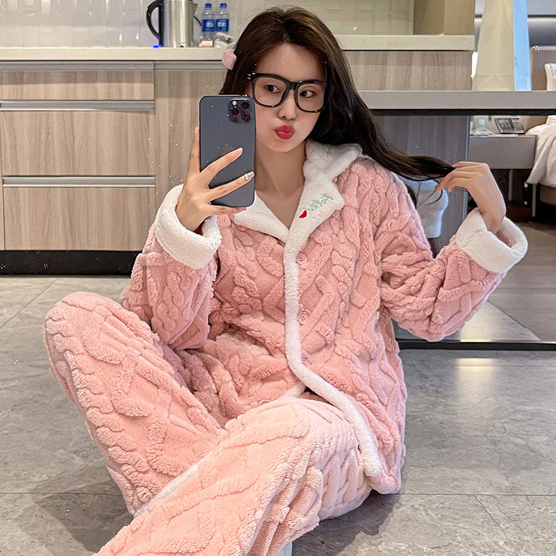 Một cái khăn trải giường mới cho cô gái mặc pyjama, với rất nhiều tiền để trả cho một người mặc đồ gia đình lớn.