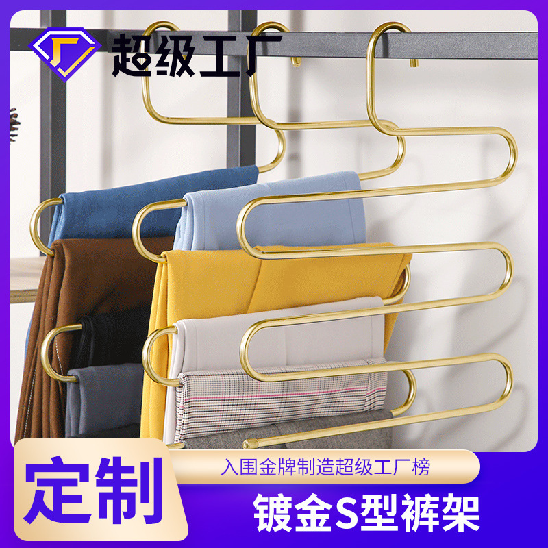Một cái áo treo cổ đa mục đích được thay thế bằng một cái móc áo trong một tủ quần không có phép màu.