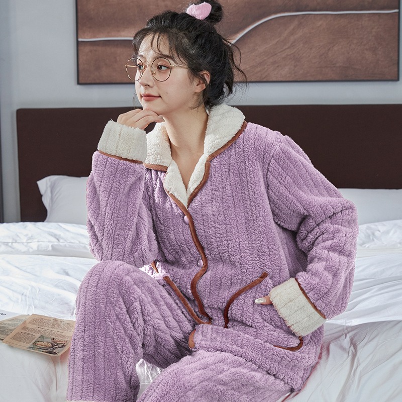 Phụ nữ đỏ và mới mặc đồ ngủ.